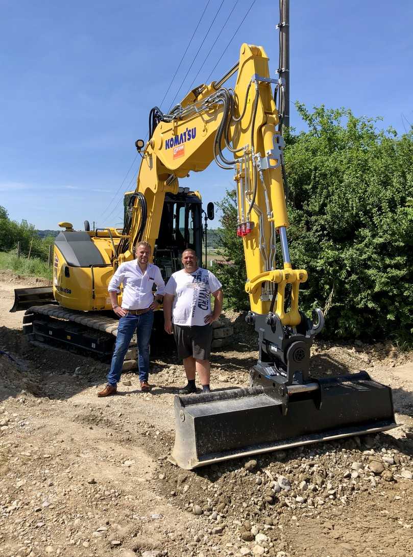 Die kompakte Maschine wird von Einsiedler selber gefahren (V. l.): Christian Klein, Gebietsverkaufsleiter Kuhn Baumaschinen Deutschland mit Hans-Jürgen Einsiedler. | Foto: Kuhn Baumaschinen Deutschland GmbH Die kompakte Maschine wird von Einsiedler selber gefahren (V. l.): Christian Klein, Gebietsverkaufsleiter Kuhn Baumaschinen Deutschland mit Hans-Jürgen Einsiedler. | Foto: Kuhn Baumaschinen Deutschland GmbH