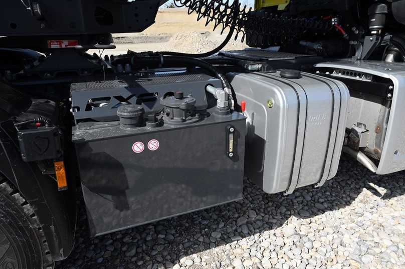In der kompakten, schwarzlackierten PXP-Box rechts am Chassis befinden sich Steuerventile, Öltank, Ölkühler und Lüfter. | Foto: QUATEX In der kompakten, schwarzlackierten PXP-Box rechts am Chassis befinden sich Steuerventile, Öltank, Ölkühler und Lüfter. | Foto: QUATEX