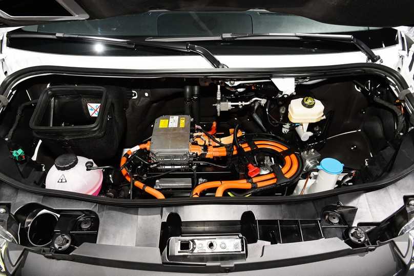 Unter der Fronthaube befinden sich die gesamte Leistungselektronik sowie das Kühl-, Temperatur- und Batteriemanagement. | Foto: Mercedes, QUATEX Unter der Fronthaube befinden sich die gesamte Leistungselektronik sowie das Kühl-, Temperatur- und Batteriemanagement. | Foto: Mercedes, QUATEX