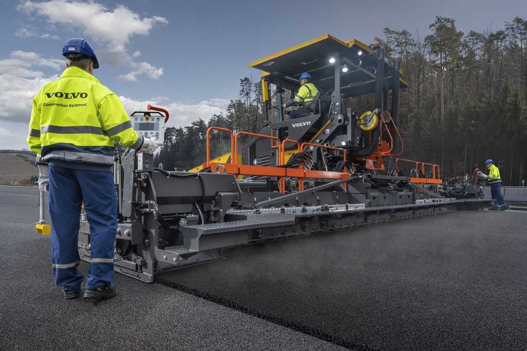 Volvo-ABG-Straßenfertiger aus Hameln mit elektrisch beheizter Bohle MB122 und VDT121. Volvo-ABG-Straßenfertiger aus Hameln mit elektrisch beheizter Bohle MB122 und VDT121.