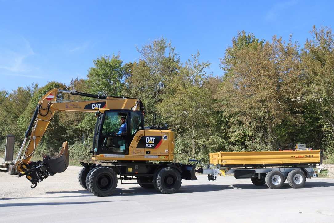 Das ist doch verboten? Dieser Bagger fährt mit Hänger auf der Straße Das ist doch verboten? Dieser Bagger fährt mit Hänger auf der Straße