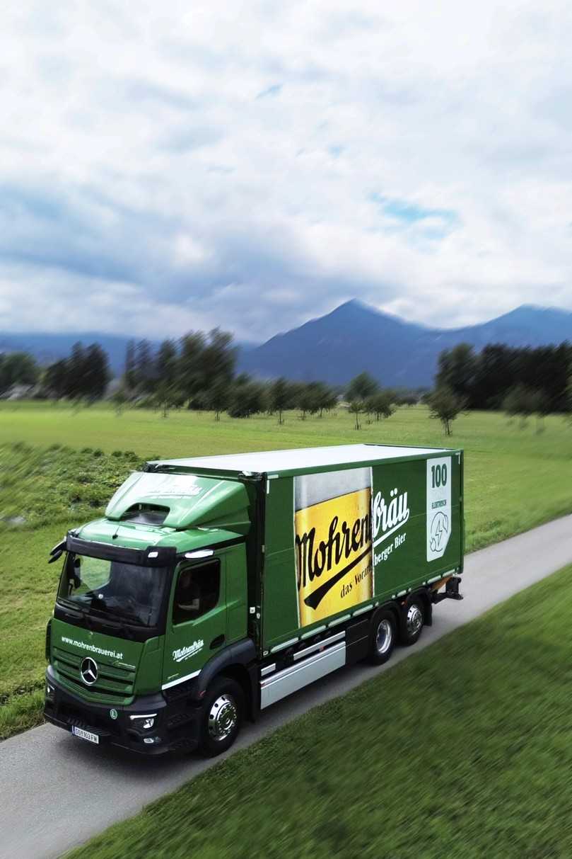 Der saubere, leise und moderne eActros 300 von Mercedes-Benz senkt den Energieverbrauch von Mohrenbräu. | Foto: Sabrina Schneider Der saubere, leise und moderne eActros 300 von Mercedes-Benz senkt den Energieverbrauch von Mohrenbräu. | Foto: Sabrina Schneider