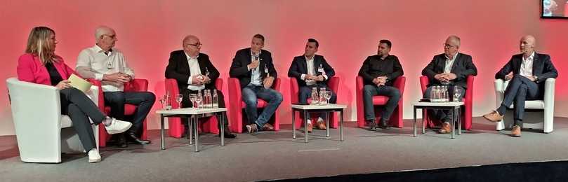 Podiumsdiskussion Teil 2 mit (v.l.) Dr. Antje Wöhnke, Jürgen Muhl (Step Oiltools GmbH), Ronald Siebel (TenneT TSO GmbH), Günter Albers (Bohlen & Doyen Bau GmbH), Simon Herrenknecht (Herrenknecht AG), Thomas Winter (HDD Sachsen GmbH), Brian Jorgensen (Ditch Witch EMEA), Jorn Stoelinga | Foto: B_I/Valdix Podiumsdiskussion Teil 2 mit (v.l.) Dr. Antje Wöhnke, Jürgen Muhl (Step Oiltools GmbH), Ronald Siebel (TenneT TSO GmbH), Günter Albers (Bohlen & Doyen Bau GmbH), Simon Herrenknecht (Herrenknecht AG), Thomas Winter (HDD Sachsen GmbH), Brian Jorgensen (Ditch Witch EMEA), Jorn Stoelinga | Foto: B_I/Valdix