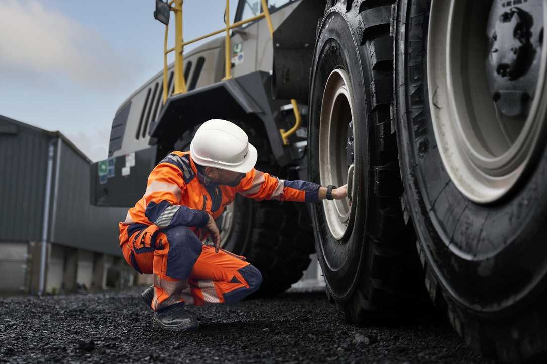 Dumper & Muldenkipper sicher fahren und bedienen: 9 Tipps Dumper & Muldenkipper sicher fahren und bedienen: 9 Tipps