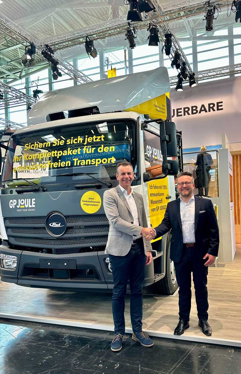 Bernhard Wasner, Geschäftsführer Paul Group (links im Bild) und André Steinau, Geschäftsführer GP Joule Hydrogen besiegeln die Lieferung der wasserstoffbetriebenen PH2P Trucks per Handschlag. | Foto: GP Joule Bernhard Wasner, Geschäftsführer Paul Group (links im Bild) und André Steinau, Geschäftsführer GP Joule Hydrogen besiegeln die Lieferung der wasserstoffbetriebenen PH2P Trucks per Handschlag. | Foto: GP Joule