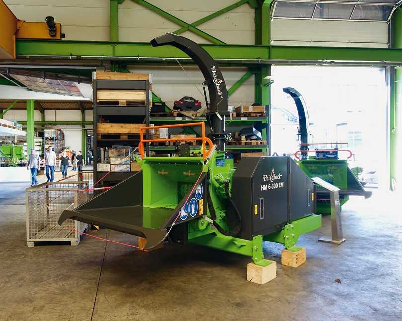 Unter den stationären Elektro-Hackmaschinen gibt es zwei handbeschickte und drei kranbeschickte Modelle. In Maicha war die HM 6-300 EM zu sehen. Sie ist wahlweise mit einem 45 oder 55 kW Elektromotor erhältlich. | Foto: B_I Bauer Unter den stationären Elektro-Hackmaschinen gibt es zwei handbeschickte und drei kranbeschickte Modelle. In Maicha war die HM 6-300 EM zu sehen. Sie ist wahlweise mit einem 45 oder 55 kW Elektromotor erhältlich. | Foto: B_I Bauer