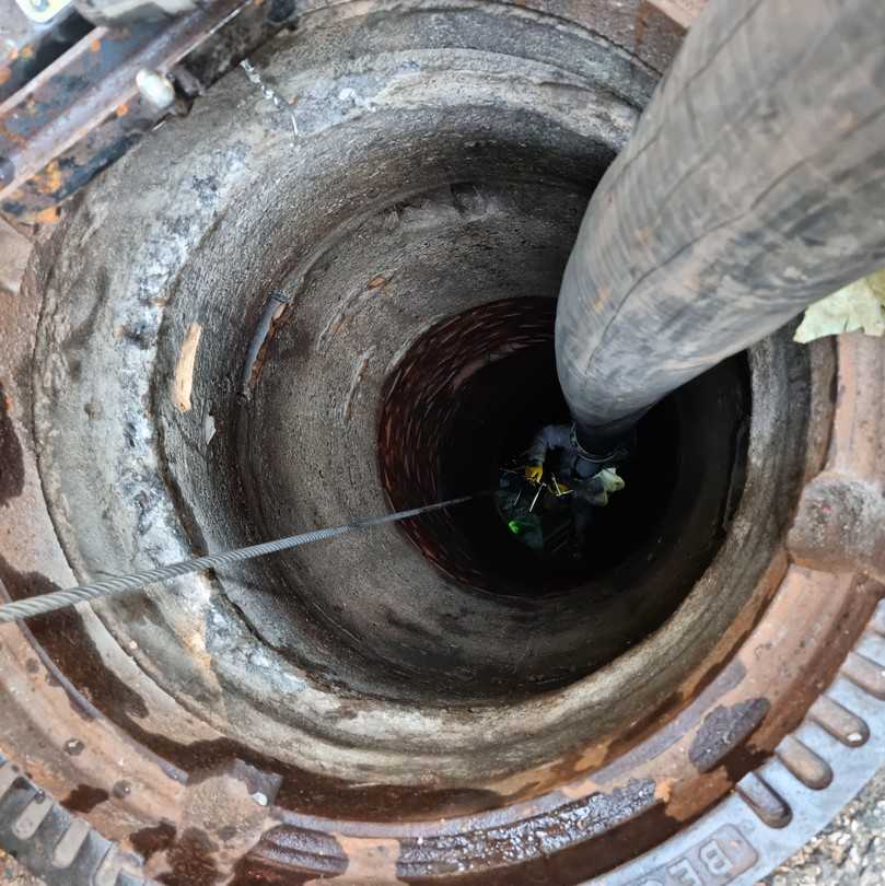 Blick in einen der bis zu 8 Meter tiefen Schächte mit einem Durchmesser von 80 Zentimeter. | Foto: Entsorgungsbetriebe Lübeck Blick in einen der bis zu 8 Meter tiefen Schächte mit einem Durchmesser von 80 Zentimeter. | Foto: Entsorgungsbetriebe Lübeck
