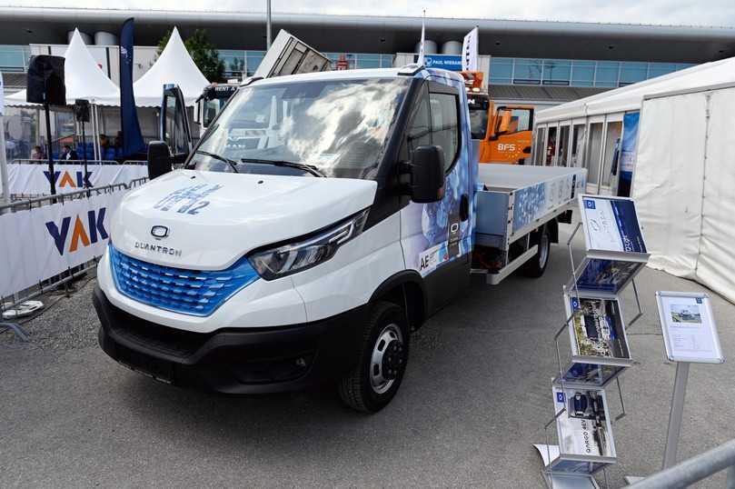 Der Augsburger Fahrzeugbauer Quantron kam mit E-Müllsammler auf Econic-Basis und Q-Light Daily FCEV mit Brennstoffzelle für 4,2 t Gesamtgewicht zur IFAT. | Foto: Quantron Der Augsburger Fahrzeugbauer Quantron kam mit E-Müllsammler auf Econic-Basis und Q-Light Daily FCEV mit Brennstoffzelle für 4,2 t Gesamtgewicht zur IFAT. | Foto: Quantron