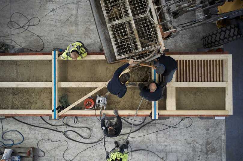 Die Entwicklung der Holz-Lehm-Decke erstreckt sich vom Prototypen über die manuelle Serienproduktion bis hin zur Roboter-gestützten Fertigung. | Foto: Leipfinger-Bader/Thomas Staub Die Entwicklung der Holz-Lehm-Decke erstreckt sich vom Prototypen über die manuelle Serienproduktion bis hin zur Roboter-gestützten Fertigung. | Foto: Leipfinger-Bader/Thomas Staub