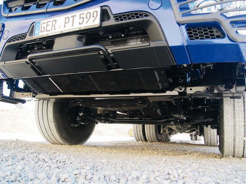 Gut geschützte Aggregate: Massive Bleche bewahren Kühler und Ölwanne vor Bodenkontakten. | Foto: Mercedes Benz Trucks Gut geschützte Aggregate: Massive Bleche bewahren Kühler und Ölwanne vor Bodenkontakten. | Foto: Mercedes Benz Trucks