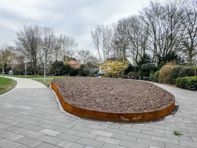 Der Bau des nierenförmigen Hochbeetes mit einem Umfang von 44,4 m gehörte zum ersten Bauabschnitt und war beim Baustellenbesuch Mitte Februar bereits fertig. | Foto: BI/Stoffregen Der Bau des nierenförmigen Hochbeetes mit einem Umfang von 44,4 m gehörte zum ersten Bauabschnitt und war beim Baustellenbesuch Mitte Februar bereits fertig. | Foto: BI/Stoffregen