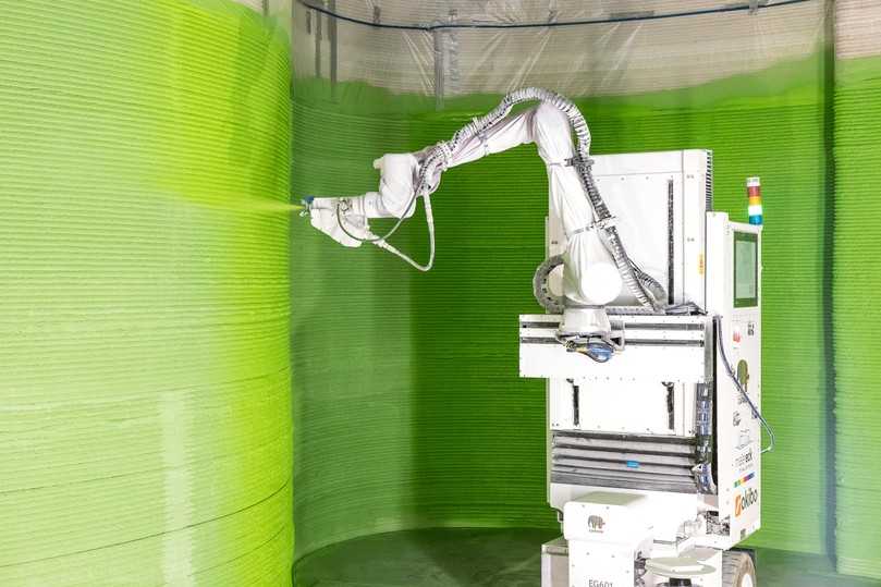 Der Beschichtungsroboter von Caparol und Okibo schafft große Flächen im Airless-Verfahren. | Foto: Caparol Farben Lacke Bautenschutz/Sabine Arndt Der Beschichtungsroboter von Caparol und Okibo schafft große Flächen im Airless-Verfahren. | Foto: Caparol Farben Lacke Bautenschutz/Sabine Arndt