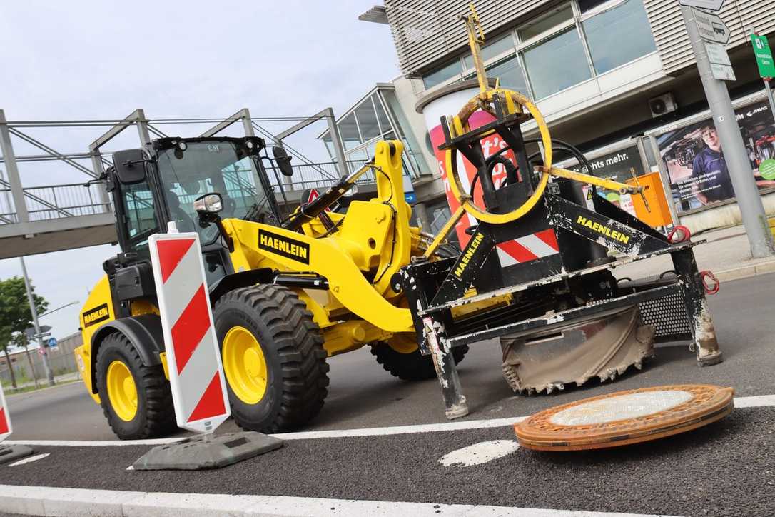 Haenlein erneuert Schachtabdeckungen mit Radlader und Fräse im Rekordtempo Haenlein erneuert Schachtabdeckungen mit Radlader und Fräse im Rekordtempo