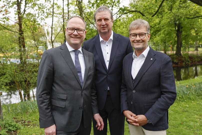 Wurden einstimmig und ohne Enthaltung in ihren Ämtern bestätigt: rbv-Präsident Dr. Ralph Donath und die beiden Vizepräsidenten Andreas Burger (r.) sowie Hartmut Wegener (m.). | Foto: rbv Wurden einstimmig und ohne Enthaltung in ihren Ämtern bestätigt: rbv-Präsident Dr. Ralph Donath und die beiden Vizepräsidenten Andreas Burger (r.) sowie Hartmut Wegener (m.). | Foto: rbv