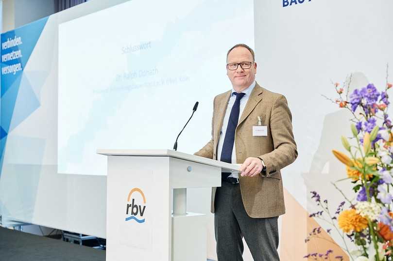 „Die Tagung Leitungsbau wurde vor 30 Jahren – kurz nach der Wende – als ein Forum initiiert, um sich über die komplexen Herausforderungen und Transformationsprozesse unserer Branche auszutauschen“, so rbv-Präsident Dr. Ralph Donath anlässlich der 30. Auflage. | Foto: rbv „Die Tagung Leitungsbau wurde vor 30 Jahren – kurz nach der Wende – als ein Forum initiiert, um sich über die komplexen Herausforderungen und Transformationsprozesse unserer Branche auszutauschen“, so rbv-Präsident Dr. Ralph Donath anlässlich der 30. Auflage. | Foto: rbv