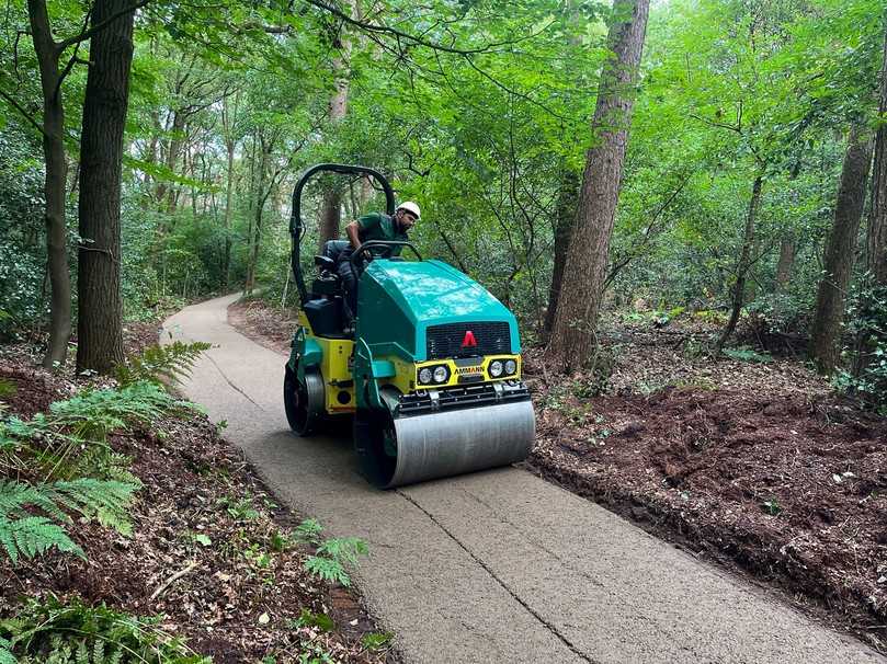 Eine Tandemwalze ersetzte die Vibrationsplatten, die der GaLaBau-Betrieb üblicherweise auf Gehwegen einsetzt. | Foto: Ammann Eine Tandemwalze ersetzte die Vibrationsplatten, die der GaLaBau-Betrieb üblicherweise auf Gehwegen einsetzt. | Foto: Ammann