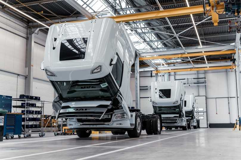 Auf der Hauptmontagelinie fertigt DAF aus den „Gleitern“ ohne Antriebsstrang komplette Stromer auf Basis von 4x2-Sattelzugmaschinen und 6x2-Lkw-Fahrgestellen. | Foto: DOUWE BECKMANN Auf der Hauptmontagelinie fertigt DAF aus den „Gleitern“ ohne Antriebsstrang komplette Stromer auf Basis von 4x2-Sattelzugmaschinen und 6x2-Lkw-Fahrgestellen. | Foto: DOUWE BECKMANN
