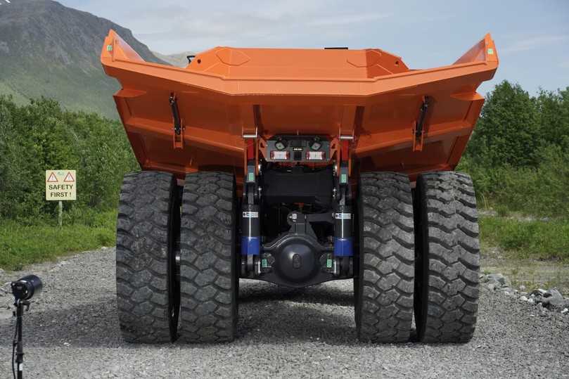 Von hinten ein Starrrahmen-Muldenkipper: Zwillingsbereifung hinten und die spezielle „Steinbruch-Mulde“ weisen den 4x4 DA45-7 als Steinbruch-Sonderlösung aus. | Foto: Doosan Von hinten ein Starrrahmen-Muldenkipper: Zwillingsbereifung hinten und die spezielle „Steinbruch-Mulde“ weisen den 4x4 DA45-7 als Steinbruch-Sonderlösung aus. | Foto: Doosan