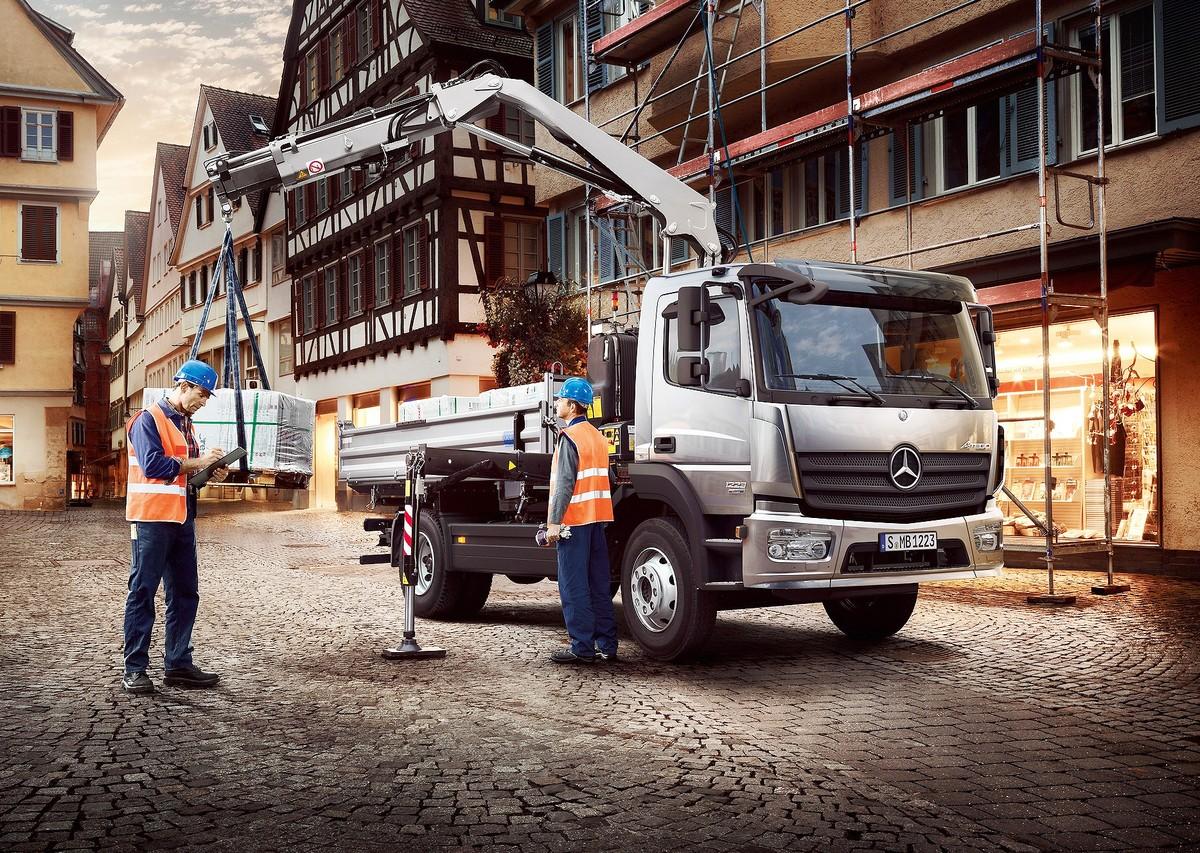 Der wendige Atego 1223 als Krankipper ist für die Baustoff-Belieferung in engen Gassen prädestiniert. | Foto: Daimler Truck AG Der wendige Atego 1223 als Krankipper ist für die Baustoff-Belieferung in engen Gassen prädestiniert. | Foto: Daimler Truck AG