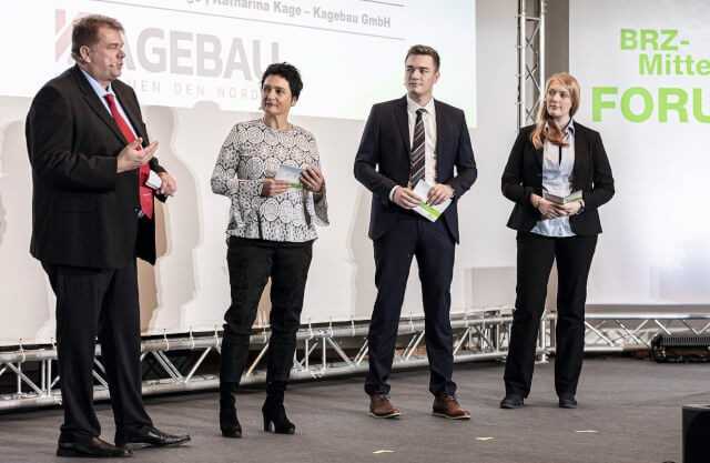 BRZ-Moderatorin Eva Preu im Gespräch mit Dirk Kage (li.) über die gemeinsam mit seinem Sohn Mario Kage und seiner Tochter Katharina Kage gemeisterte digitale Transformation des Familienunternehmens. BRZ-Moderatorin Eva Preu im Gespräch mit Dirk Kage (li.) über die gemeinsam mit seinem Sohn Mario Kage und seiner Tochter Katharina Kage gemeisterte digitale Transformation des Familienunternehmens.