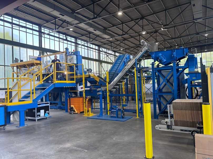 Blick in die Produktionshalle von Bilstein Steel Fiber in Hagen: moderne Anlagen für die Herstellung der Stabils-Stahlfaser. | Foto: B_I MEDIEN/Mira Jacobsen Blick in die Produktionshalle von Bilstein Steel Fiber in Hagen: moderne Anlagen für die Herstellung der Stabils-Stahlfaser. | Foto: B_I MEDIEN/Mira Jacobsen