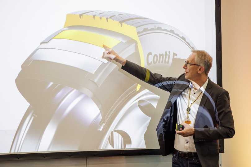 Die Lauffläche soll dank Zwei-Lagen-Konstruktion und neuer Gummimischungen Rollwiderstand und Laufleistung verbessern. | Foto: Continental Reifen Deutschland GmbH Die Lauffläche soll dank Zwei-Lagen-Konstruktion und neuer Gummimischungen Rollwiderstand und Laufleistung verbessern. | Foto: Continental Reifen Deutschland GmbH