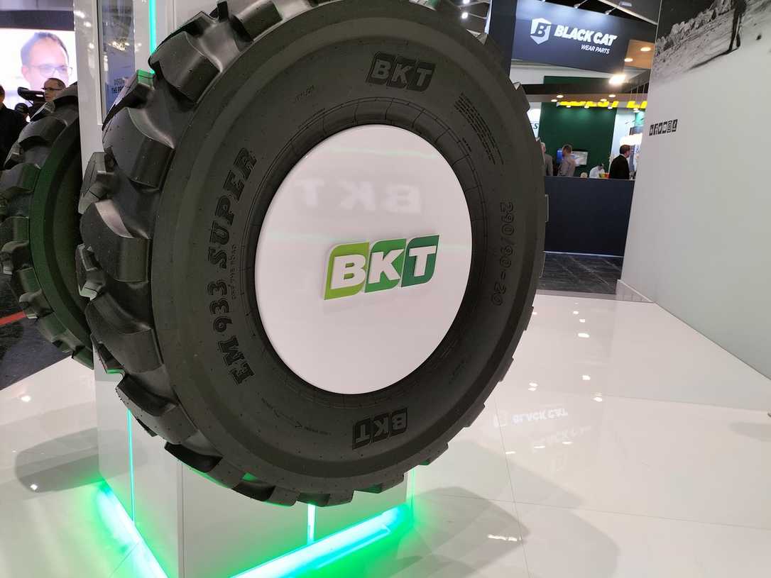 "EM 933 Super": Baggerreifen-Premiere von BKT auf der Bauma 2022 "EM 933 Super": Baggerreifen-Premiere von BKT auf der Bauma 2022