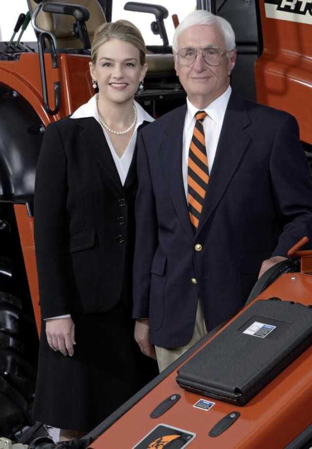 Ed Malzahn und seine Enkeltochter Tiffany Howard-Sewell nach der Übernahme der Leitungs-Verant- wortung für das Unternehmen „The Charles Machine Works, Inc.“ Im Jahr 2003. Ed Malzahn und seine Enkeltochter Tiffany Howard-Sewell nach der Übernahme der Leitungs-Verant- wortung für das Unternehmen „The Charles Machine Works, Inc.“ Im Jahr 2003.