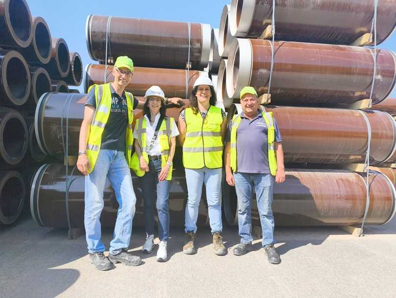 Vor fertig hergestellten Vortriebsrohren in Bad Schmiedeberg (vl.n.r.): Martin Hähnel, Werksleiter Bad Schmiedeberg, Marketingleiterin Beate Vetter, Alice Rütten, Key Account Managerin Rohrvortrieb, Andreas Merkel, Leiter Fertigung Bad Schmiedeberg | Foto: B_I/Valdix Vor fertig hergestellten Vortriebsrohren in Bad Schmiedeberg (vl.n.r.): Martin Hähnel, Werksleiter Bad Schmiedeberg, Marketingleiterin Beate Vetter, Alice Rütten, Key Account Managerin Rohrvortrieb, Andreas Merkel, Leiter Fertigung Bad Schmiedeberg | Foto: B_I/Valdix