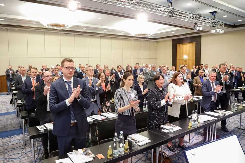 Mit Standing Ovations verabschiedete sich die rbv-Mitgliederversammlung von ihrem scheidenden Präsidenten Fritz Eckard Lang. | Foto: rbv Mit Standing Ovations verabschiedete sich die rbv-Mitgliederversammlung von ihrem scheidenden Präsidenten Fritz Eckard Lang. | Foto: rbv