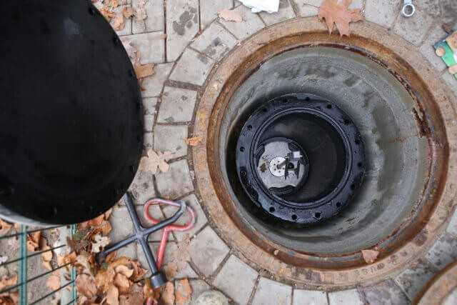 Zugang zur Molchstation von der wiederhergestellten Geländeoberkante aus Zugang zur Molchstation von der wiederhergestellten Geländeoberkante aus