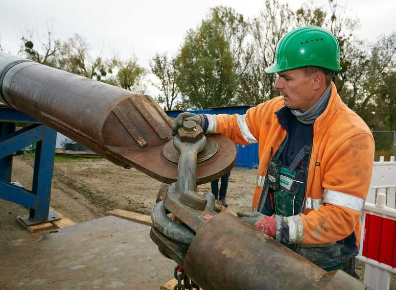 Abb. 8: Koppeln von Rohrstrang und Bohrgestänge | Foto: Pfaffinger Unternehmensgruppe Abb. 8: Koppeln von Rohrstrang und Bohrgestänge | Foto: Pfaffinger Unternehmensgruppe