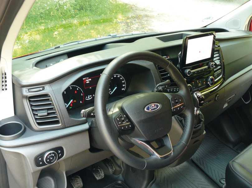 Ford Transit Trail im Test: Im Cockpit stecken prächtig ablesbare Instrumente und unübersichtliche Bedienungselemente. | Foto: Ford-Werke GmbH Ford Transit Trail im Test: Im Cockpit stecken prächtig ablesbare Instrumente und unübersichtliche Bedienungselemente. | Foto: Ford-Werke GmbH