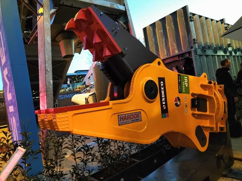 Die hervorragenden Ergebnisse, die durch den Einsatz einer Verschleißplatte an der beweglichen
Backe der IRP-Brecher in Bezug auf die Verlängerung der Lebensdauer des Werkzeugs erzielt wurden,
haben Indeco dazu veranlasst, die gleiche Vorrichtung auch an der festen Backe einzusetzen. | Foto: B_I/Stärck Die hervorragenden Ergebnisse, die durch den Einsatz einer Verschleißplatte an der beweglichen
Backe der IRP-Brecher in Bezug auf die Verlängerung der Lebensdauer des Werkzeugs erzielt wurden,
haben Indeco dazu veranlasst, die gleiche Vorrichtung auch an der festen Backe einzusetzen. | Foto: B_I/Stärck