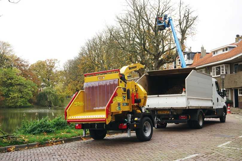 Nach den Schnittarbeiten in den Vermeer BC230 Holzhäcksler und von dort auf die Ladefläche des Transporters: ein effektives Gespann. | Foto: Vermeer Nach den Schnittarbeiten in den Vermeer BC230 Holzhäcksler und von dort auf die Ladefläche des Transporters: ein effektives Gespann. | Foto: Vermeer