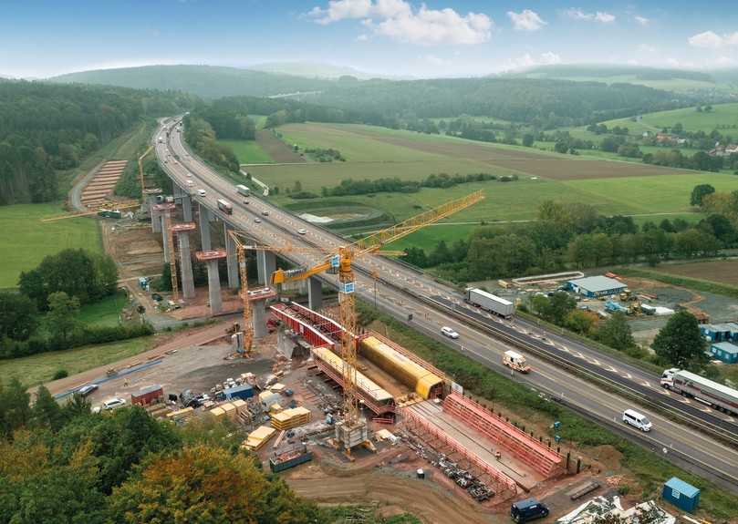Im 25-Meter-Takt schiebt sich der Vorbauschnabel mit den Brückenteilen über die fertigen Brückenpfeiler. | Foto: Doka Im 25-Meter-Takt schiebt sich der Vorbauschnabel mit den Brückenteilen über die fertigen Brückenpfeiler. | Foto: Doka