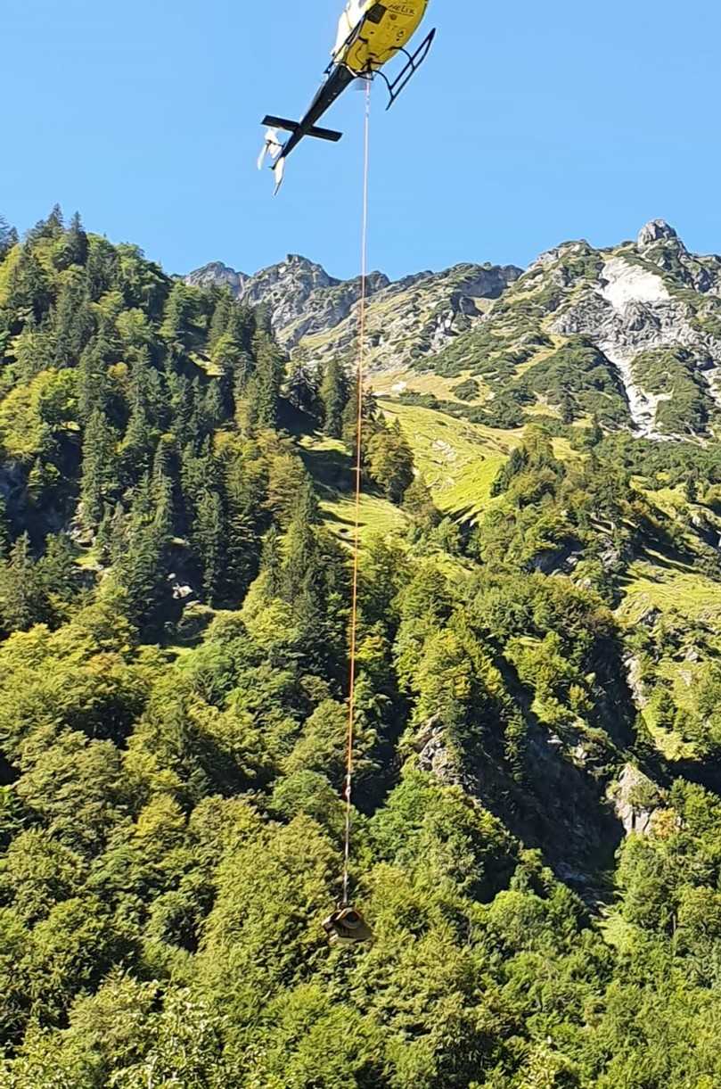 An der langen Leine: Mit dem Hubschrauber ging es für den MB-Löffel BF60.1 zur Baustelle in den bayerischen Bergen. | Foto: MB Crusher An der langen Leine: Mit dem Hubschrauber ging es für den MB-Löffel BF60.1 zur Baustelle in den bayerischen Bergen. | Foto: MB Crusher