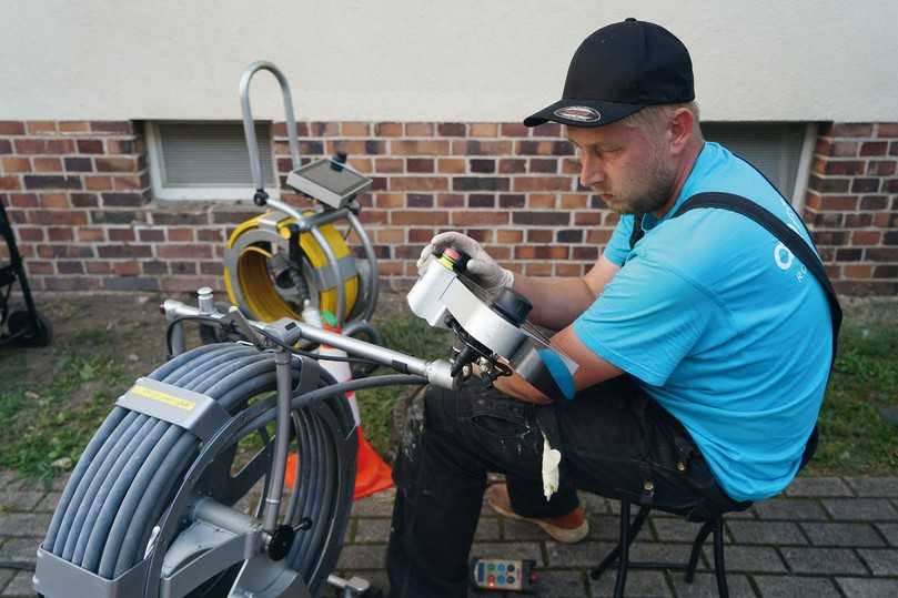 Aqendo-Mitarbeiter Steffen Mies ordnete sich die Haspel und das Bedienpult des NanoGators flexibel an die jeweiligen Gegebenheiten ergonomisch sinnvoll an. | Foto: IBAK Aqendo-Mitarbeiter Steffen Mies ordnete sich die Haspel und das Bedienpult des NanoGators flexibel an die jeweiligen Gegebenheiten ergonomisch sinnvoll an. | Foto: IBAK