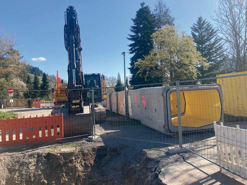 Für das Versetzen der 11,2 Tonnen schweren Rahmenprofile kam ein 60-Tonnen Bagger zum Einsatz. Das Verlegen des Systems mit Inliner und der Rohrverbindung mit einer speziellen Dichtung hat einwandfrei funktioniert. | Foto: Beton Müller Für das Versetzen der 11,2 Tonnen schweren Rahmenprofile kam ein 60-Tonnen Bagger zum Einsatz. Das Verlegen des Systems mit Inliner und der Rohrverbindung mit einer speziellen Dichtung hat einwandfrei funktioniert. | Foto: Beton Müller