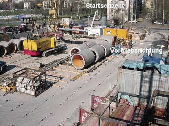Baustelleneinrichtung mit abgedecktem Startschacht. Baustelleneinrichtung mit abgedecktem Startschacht.
