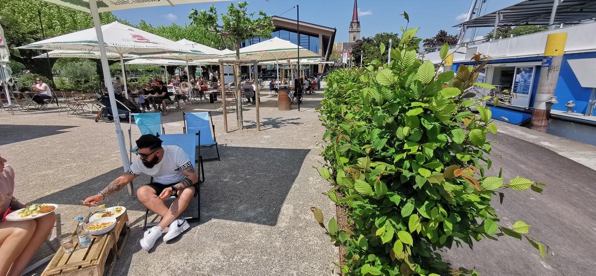 Vor dem neuerbauten Gastronomiegebäude entstand der große Biergarten in unmittelbarer Nähe der Anlegestellen | Foto: STORZ / Mahrholdt