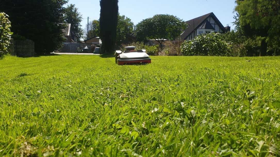 Mähroboter 2025 für Profis und Heimwerker im Vergleich: Modelle, Technologien RTKn Mähroboter 2025 für Profis und Heimwerker im Vergleich: Modelle, Technologien RTKn