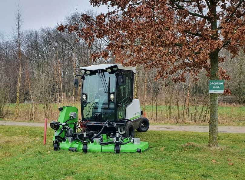Beide Seiten des neuen Mähdecks lassen sich unabhängig voneinander anheben – für noch mehr Wendigkeit. | Foto: Dabekausen Beide Seiten des neuen Mähdecks lassen sich unabhängig voneinander anheben – für noch mehr Wendigkeit. | Foto: Dabekausen