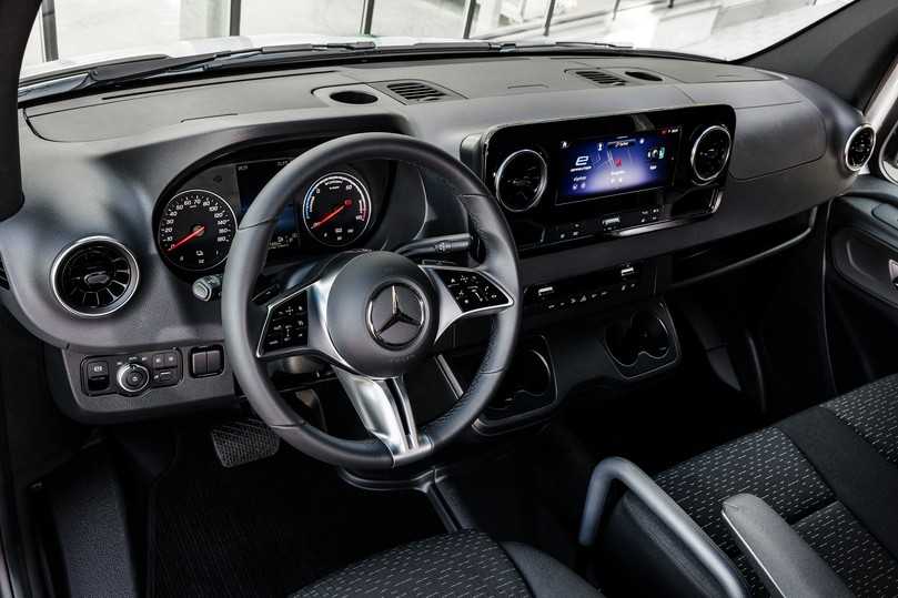 Das moderne Cockpit wartet im Mittelteil mit 10,25“ großem Touch-Display für das MBUX-Multimediasystem auf. | Foto: Mercedes, QUATEX Das moderne Cockpit wartet im Mittelteil mit 10,25“ großem Touch-Display für das MBUX-Multimediasystem auf. | Foto: Mercedes, QUATEX