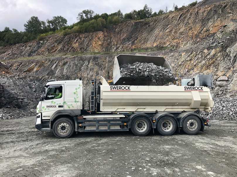 Neben Kies, Schotter und Recyclingmaterial transportiert der FMX-Abrollkipper bis zu 15 t Granit im Steinbruch Kållered. | Foto: Volvo Trucks Neben Kies, Schotter und Recyclingmaterial transportiert der FMX-Abrollkipper bis zu 15 t Granit im Steinbruch Kållered. | Foto: Volvo Trucks
