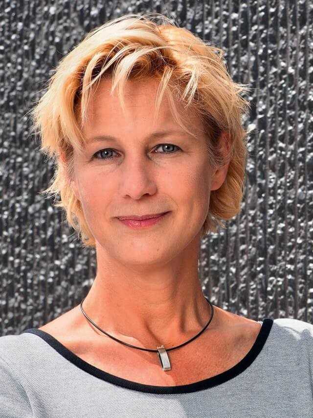 Dr. Ilka May ist teilhabende Geschäftsführerin derLocLab Consulting GmbHund als Beraterin in den Bereichen BIM, GIS, Digitalisierung tätig, bevorzugt im Bereich Infrastruktur. 2015 wurde sie Interims-Geschäftsführerin der planen – bauen 4.0 GmbH und war maßgeblich an der Entwicklung des Stufenplans Digitales Planen und Bauen beteiligt. Sie ist Beraterin der EU BIM Task Group für die EU-Kommission und Mitglied in CEN-, DIN- und VDI- Standardisierungsgremien sowie in der ICE BIM Action Group. Dr. Ilka May ist teilhabende Geschäftsführerin derLocLab Consulting GmbHund als Beraterin in den Bereichen BIM, GIS, Digitalisierung tätig, bevorzugt im Bereich Infrastruktur. 2015 wurde sie Interims-Geschäftsführerin der planen – bauen 4.0 GmbH und war maßgeblich an der Entwicklung des Stufenplans Digitales Planen und Bauen beteiligt. Sie ist Beraterin der EU BIM Task Group für die EU-Kommission und Mitglied in CEN-, DIN- und VDI- Standardisierungsgremien sowie in der ICE BIM Action Group.
