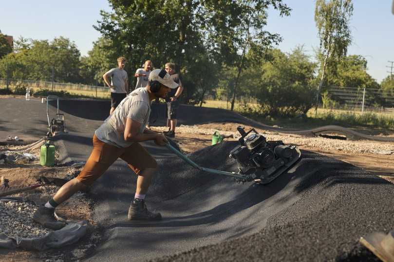 Die Steilkurven im Pumptrack werden sehr sorgfältig ausgearbeitet. | Foto: Ammann Die Steilkurven im Pumptrack werden sehr sorgfältig ausgearbeitet. | Foto: Ammann
