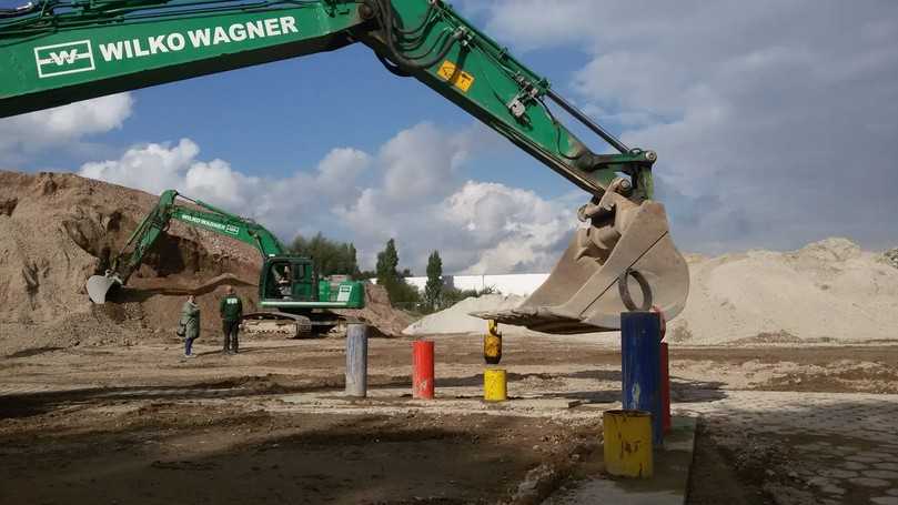 Viele Baggerspielplätze (wie hier der "Wiwa Baggerplatz" in Hamburg) bieten neben dem herkömmlichen Baggerspaß auch Geschicklichkeitsspiele. | Foto: Wiwa Wilko Wagner GmbH Viele Baggerspielplätze (wie hier der "Wiwa Baggerplatz" in Hamburg) bieten neben dem herkömmlichen Baggerspaß auch Geschicklichkeitsspiele. | Foto: Wiwa Wilko Wagner GmbH