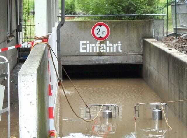 Tiefgarage in Ditzingen/Landkreis Ludwigsburg am 4. Juli 2010. Überflutung nach intensivem Starkregenereignis. Die Niederschlagsmenge von 100 l/m² in einer Stunde ließ auch Regenrückhaltebecken in kürzester Zeit volllaufen. Die Kanalisation hatte keine Chance, das gesamte Wasser aufzunehmen. | Foto: Deutscher Dachgärtnerverband