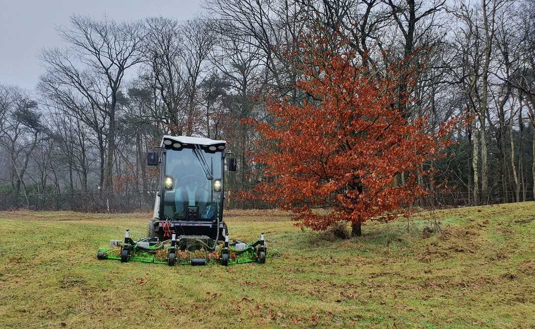 Elektrischer Geräteträger AllTrec 8015F mit klappbarem Großflächen-Mähdeck. Elektrischer Geräteträger AllTrec 8015F mit klappbarem Großflächen-Mähdeck.